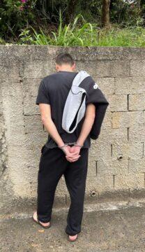 Homem sendo preso pela polícia