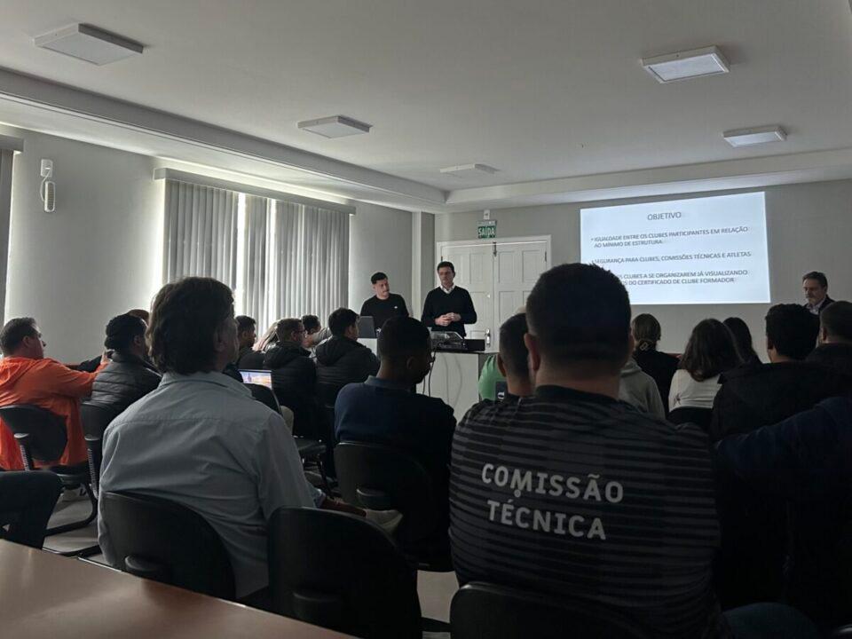 Treinamento da FCF sobre Programa Futebol Catarinense do Futuro