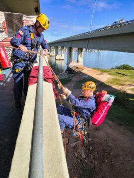 Treinamento de bombeiros em resgate vertical