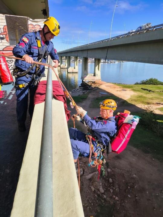 Treinamento de bombeiros em resgate vertical