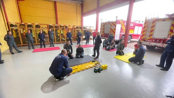 Equipe de bombeiros em treinamento de APH
