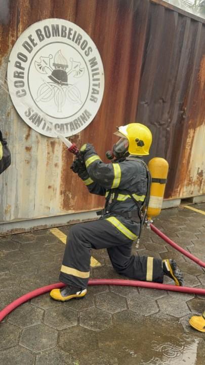 Alunos praticando técnicas de combate a incêndio em ambiente simulado