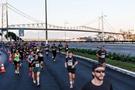 Atletas correndo na Maratona Internacional de Florianópolis