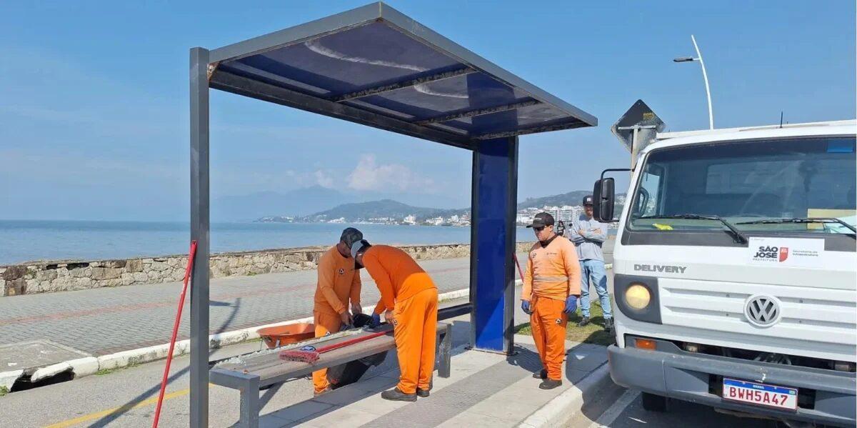 Abrigos de passageiros vandalizados na Beira-Mar de São José