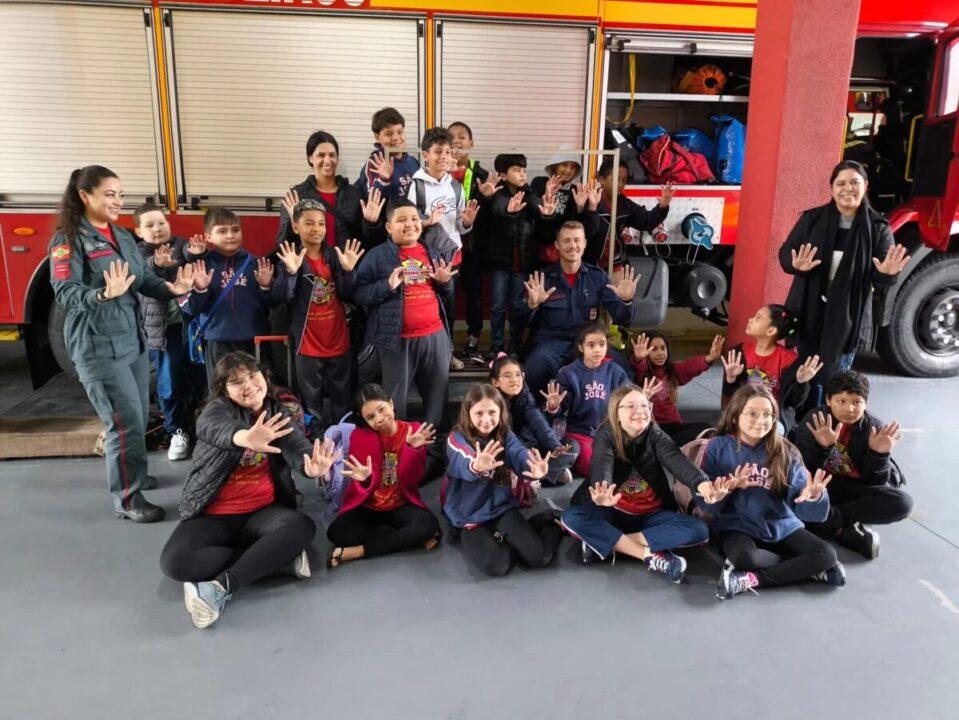 Estudantes conhecendo viaturas e equipamentos dos Bombeiros Militares