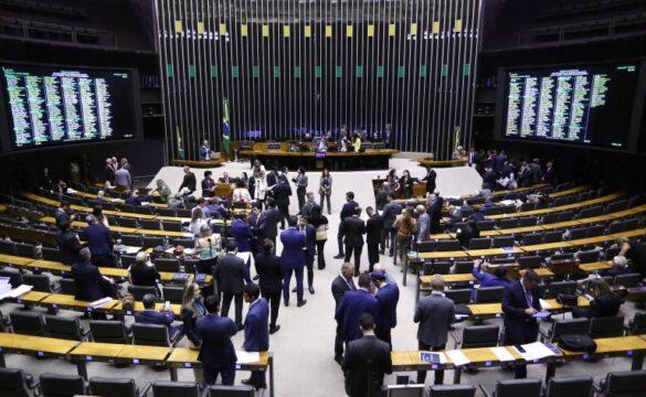 Deputados reunidos para votação da PEC das Prerrogativas