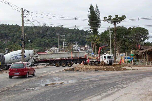Operação de cabeamento adiada devido ao mau tempo na obra da rotatória no bairro Forquilhas, São José