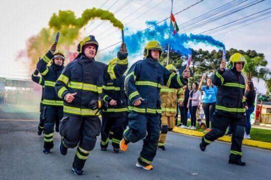 Atletas e bombeiros participando da corrida em Papanduva