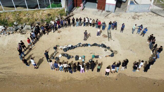 Alunos recolhendo lixo na praia