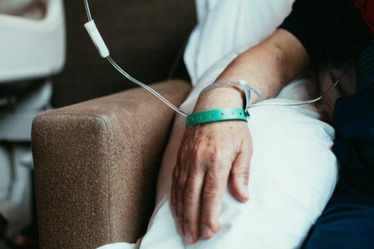 Paciente em tratamento de quimioterapia no Sistema Único de Saúde