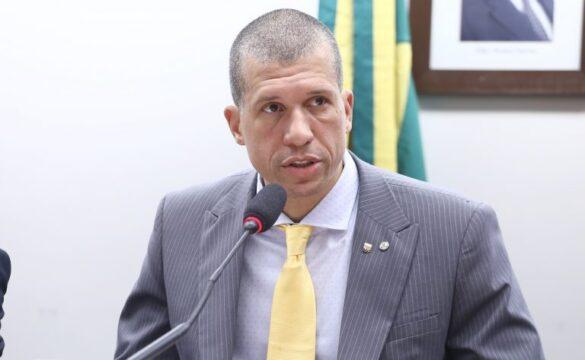 Acompanhante auxiliando pessoa idosa em evento cultural