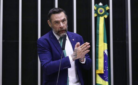 Pessoa com autismo recebendo apoio emocional em exame de direção