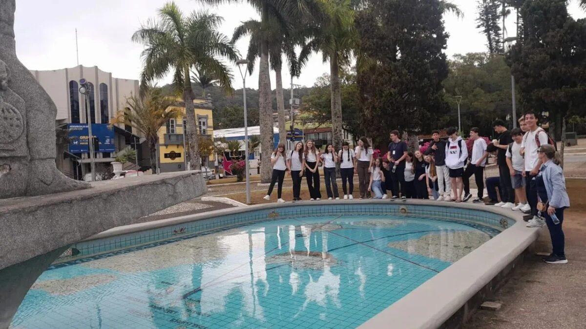 Alunos visitando pontos turísticos em São José