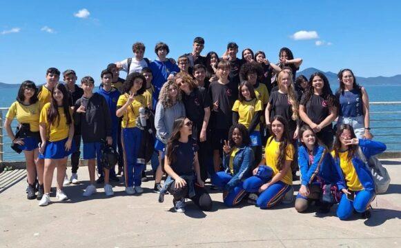 Alunos explorando monumentos históricos em São José