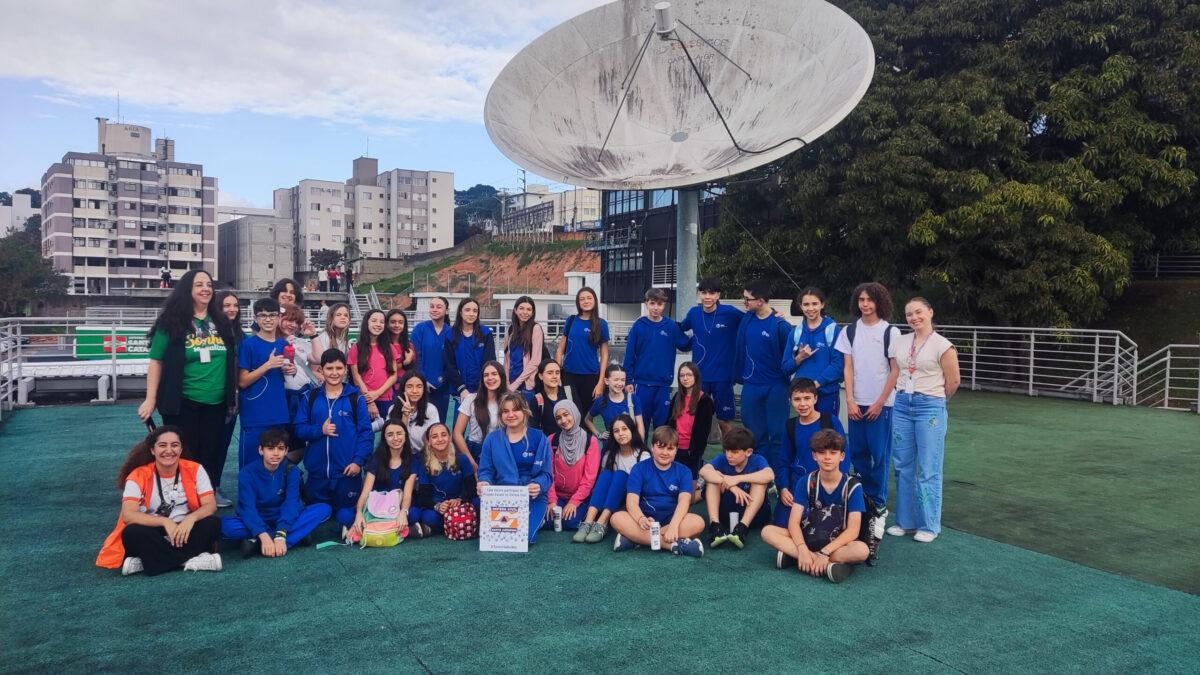Alunos participando do Projeto Escola na Defesa Civil na Secretaria da Proteção e Defesa Civil
