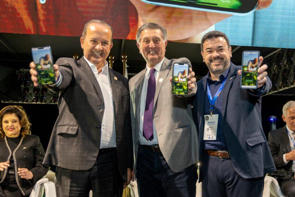 Imagem do aplicativo SC Fácil sendo utilizado por uma pessoa