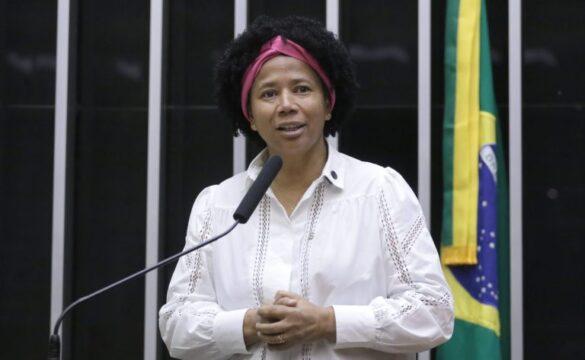 Povos indígenas recebendo auxílio durante desastre