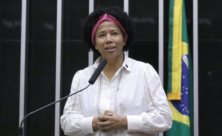 Povos indígenas recebendo auxílio durante desastre