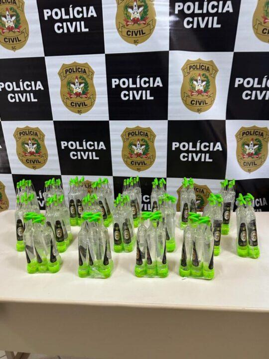 Frascos de lança-perfume apreendidos pela Polícia Civil em Palhoça
