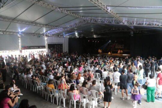 Bailarinos em apresentação