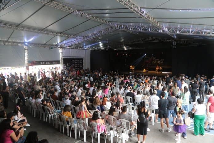 Bailarinos em apresentação