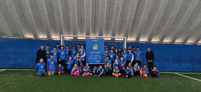 Crianças recebendo atendimento oftalmológico gratuito