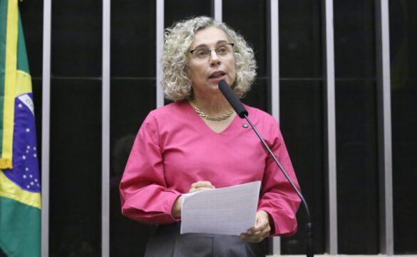 Pessoas conversando em ambiente de apoio psicológico