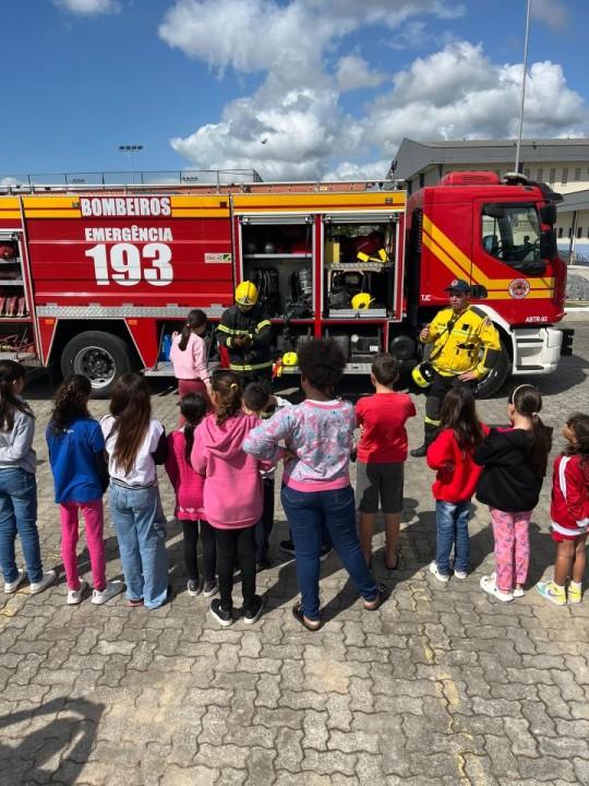 Crianças participando da palestra sobre Educação no Trânsito