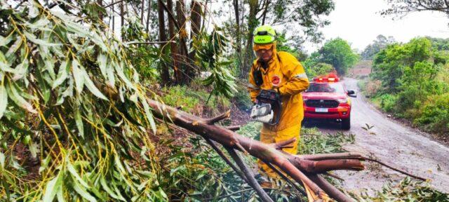 Bombeiros atendendo ocorrências em meio a tempestades