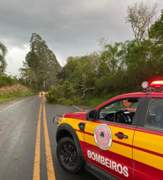 Bombeiros do CBMSC atendendo ocorrências após chuvas em Santa Catarina