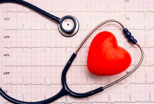 Pessoa idosa participando de debate sobre saúde cardiovascular