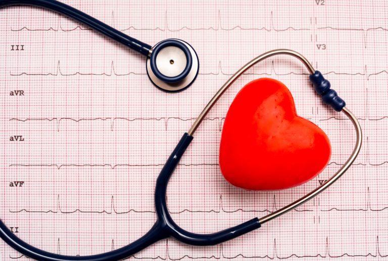 Pessoa idosa participando de debate sobre saúde cardiovascular