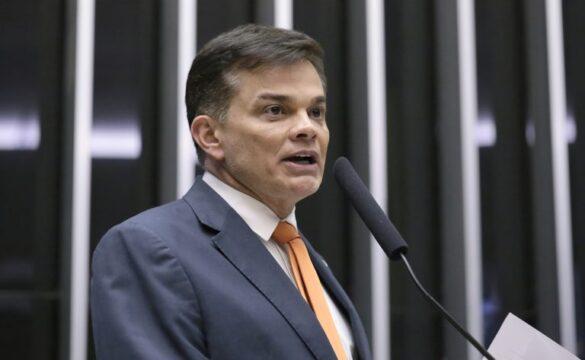 Ilustração de uma audiência pública debatendo pagamentos acima do teto no serviço público