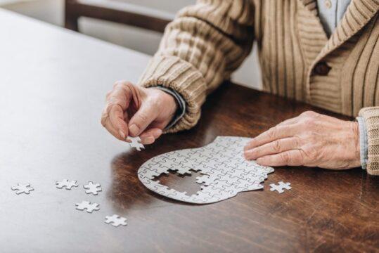 Pessoas participando da audiência sobre conscientização da doença de Alzheimer