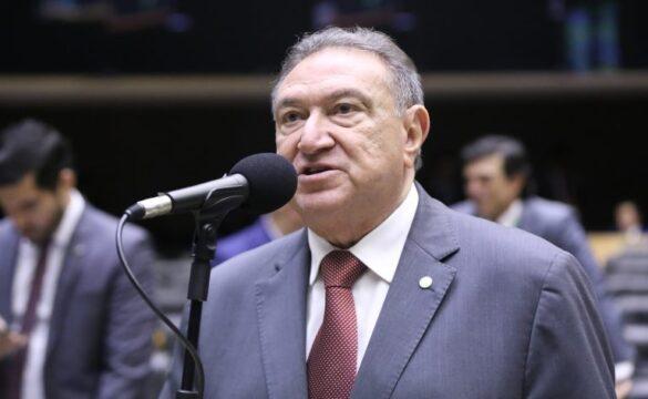 Casa em reconstrução após desastre