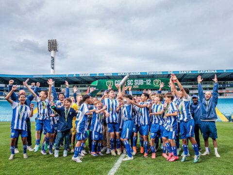 Imagem representando as equipes Sub-12 e Sub-14 do Avaí F.C.