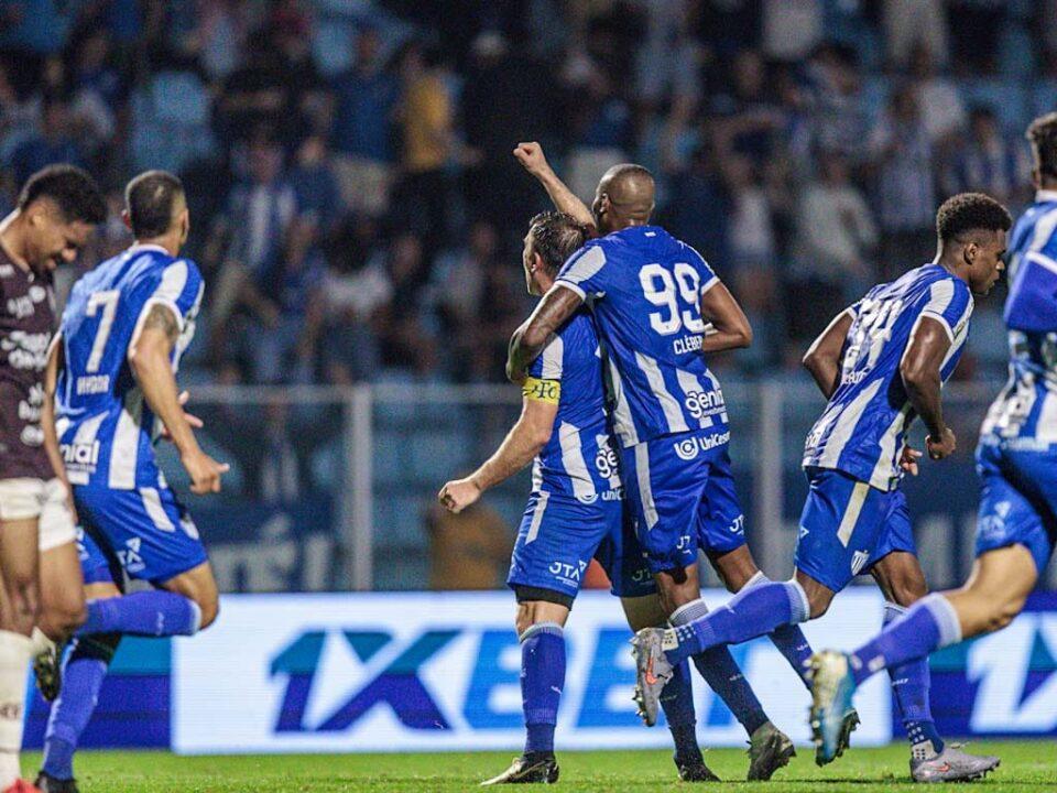 Jogadores de futebol em campo durante partida entre Avaí e Ferroviária-SP