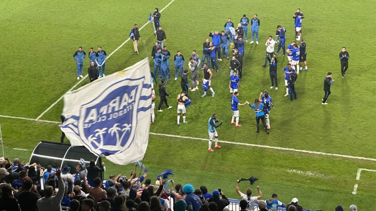 Jogadores do Barra FC comemoram acesso para Série C