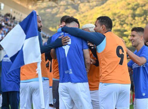 Jogadores do Barra FC comemorando vitória