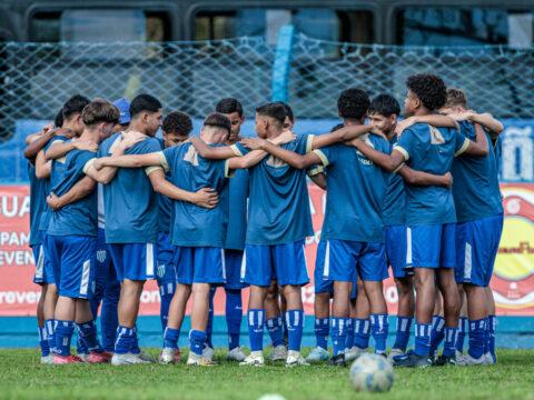 Jogadores da base do Avaí em campo