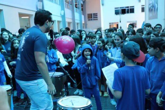 Estudantes participando da batalha de rimas no Colégio Salvatoriano Fátima