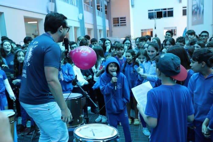 Estudantes participando da batalha de rimas no Colégio Salvatoriano Fátima