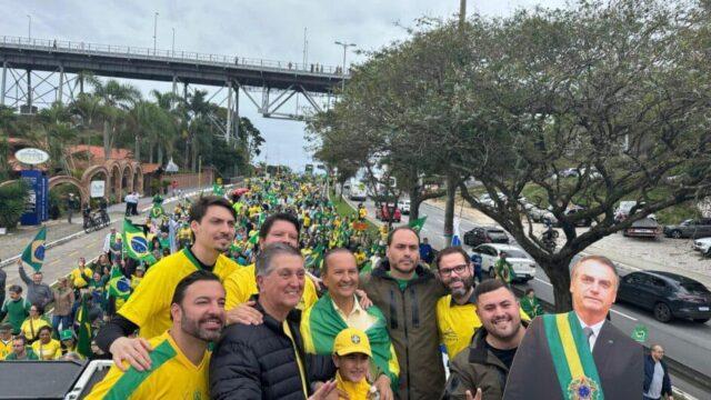 Bolsonaristas promovem ato político em evento de Estado