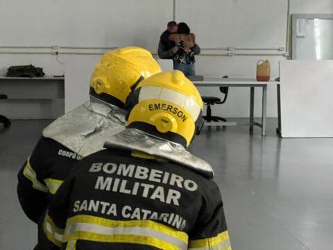 Bombeiros Militares atendendo pessoa em crise