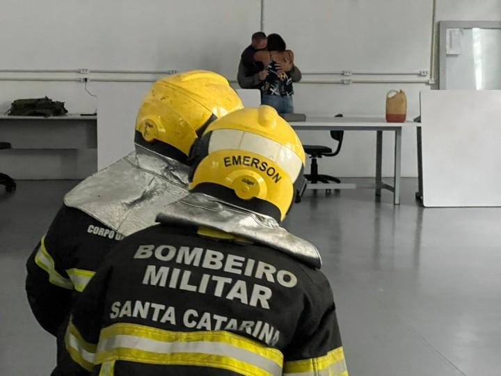 Bombeiros Militares atendendo pessoa em crise