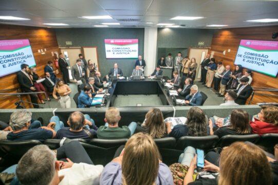 Comissão de Constituição e Justiça da Assembleia Legislativa aprova projetos para segurança em escolas, inclusão, modernização e direitos de servidores