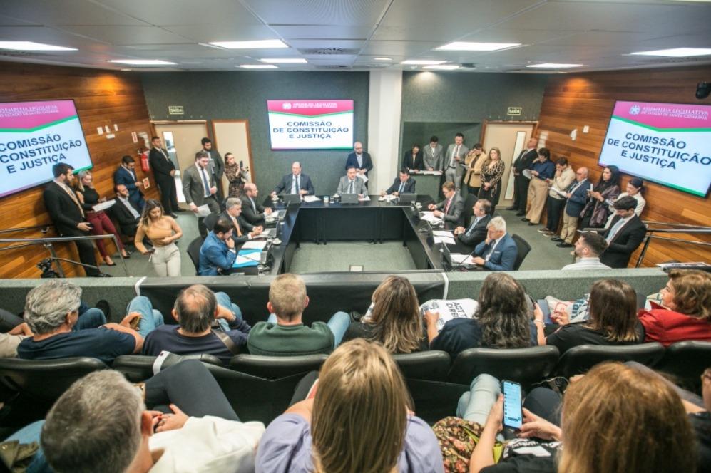 Comissão de Constituição e Justiça da Assembleia Legislativa aprova projetos para segurança em escolas, inclusão, modernização e direitos de servidores