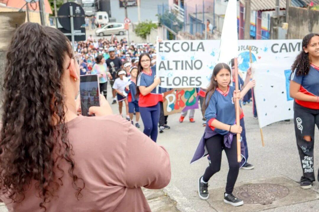Estudantes participando da 10ª Caminhada da Paz