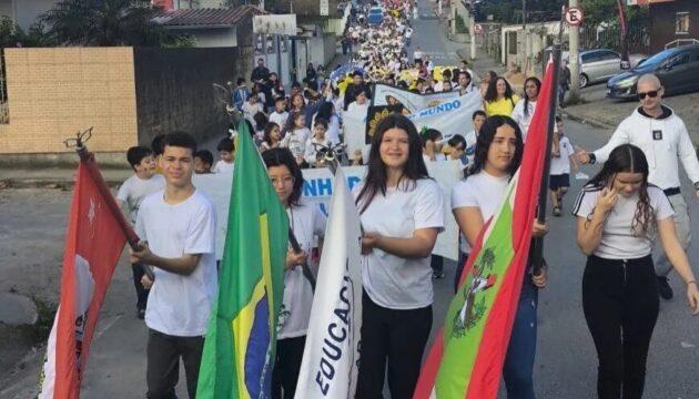 Alunos e comunidade participando da Caminhada da Paz em São José