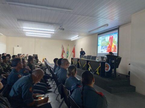 Bombeiros em treinamento para o Programa Golfinho